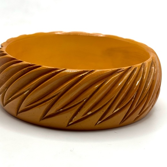 Vintage Bakelite Deep Carved Butterscotch Bangle Bracelet - Picture 3 of 3